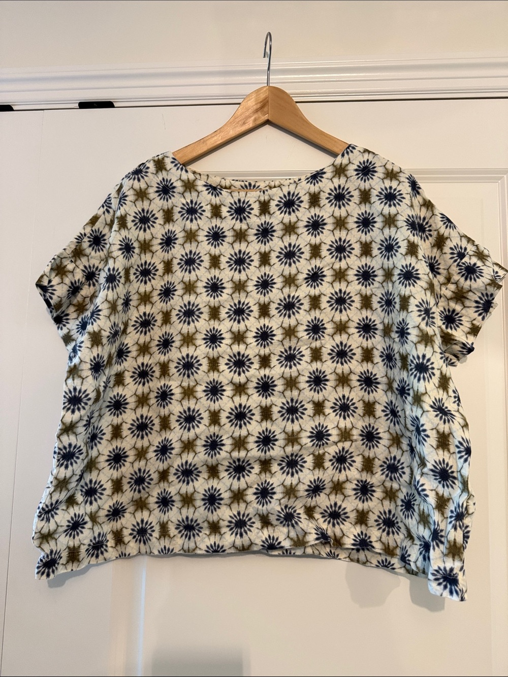 bryn Walker Boxy Linen White Blouse Top with Navy & Olive Starburst Print